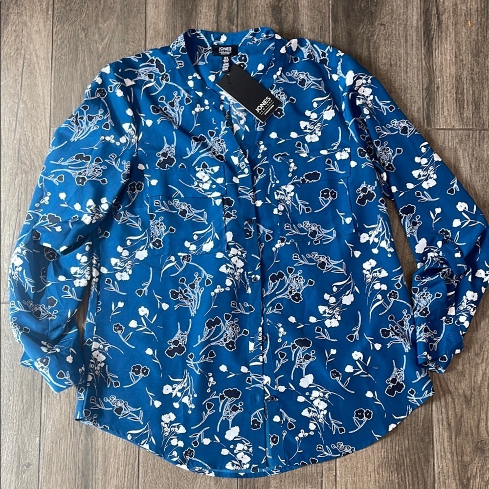 NWT Jones New York Blue and White Floral Button Down Shirt